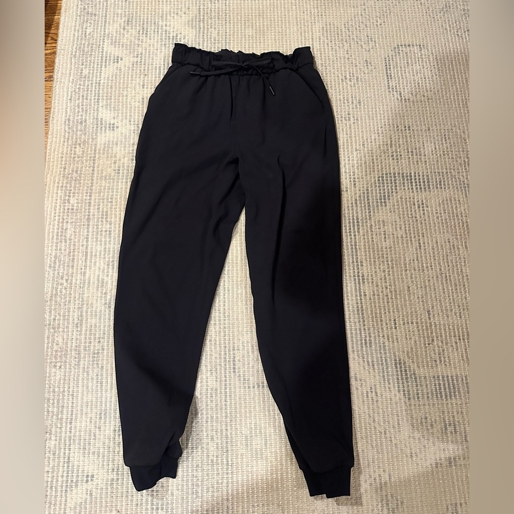 Lululemon Black Jogger high waisted size 6